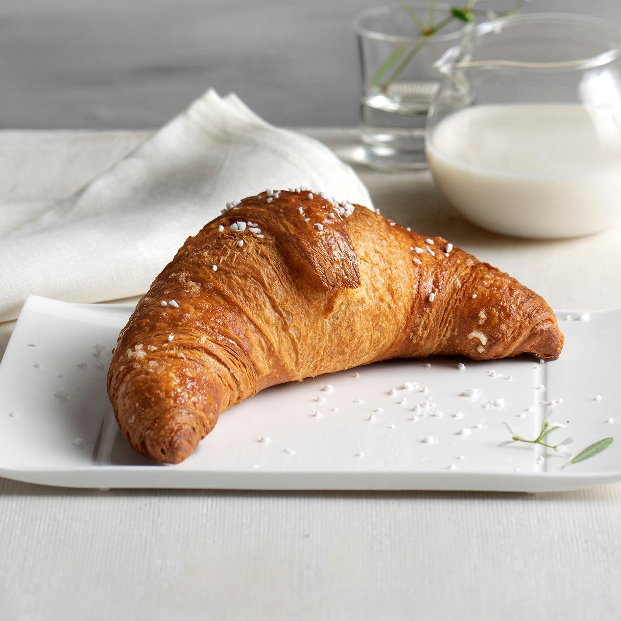 Croissants Bindi, con impasto con lievito naturale e decorato con granella di zucchero.