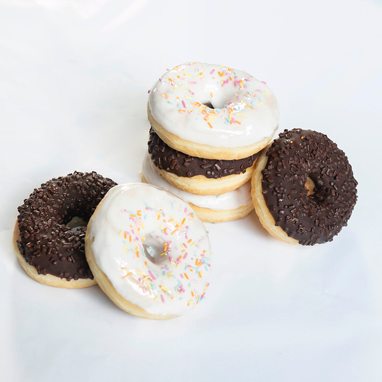 Donuts Bindi: morbide ciambelle americane nelle due versioni Cioccolato e  Party,