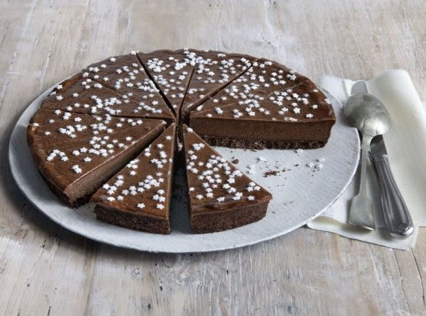 bindi torta con gustosa crema al cioccolato su una base croccante di biscotti al cacao, decorata con stelline di zucchero