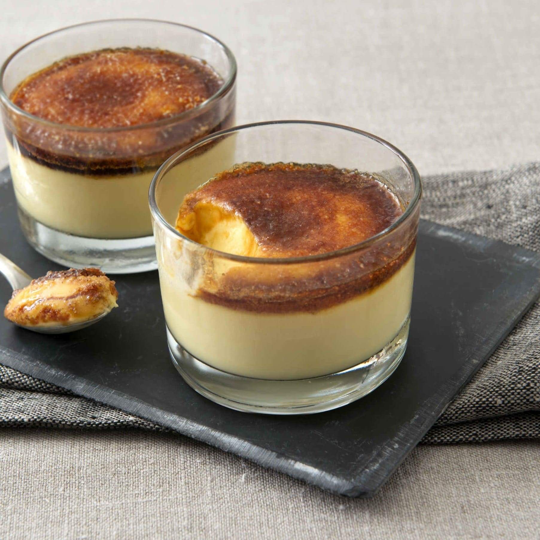 Crema Catalana Bindi: in un'elegante coppa in vetro, tutto il gusto del dessert tipico della catalogna, con una deliziosa crema all'uovo decorata con zucchero caramellato.