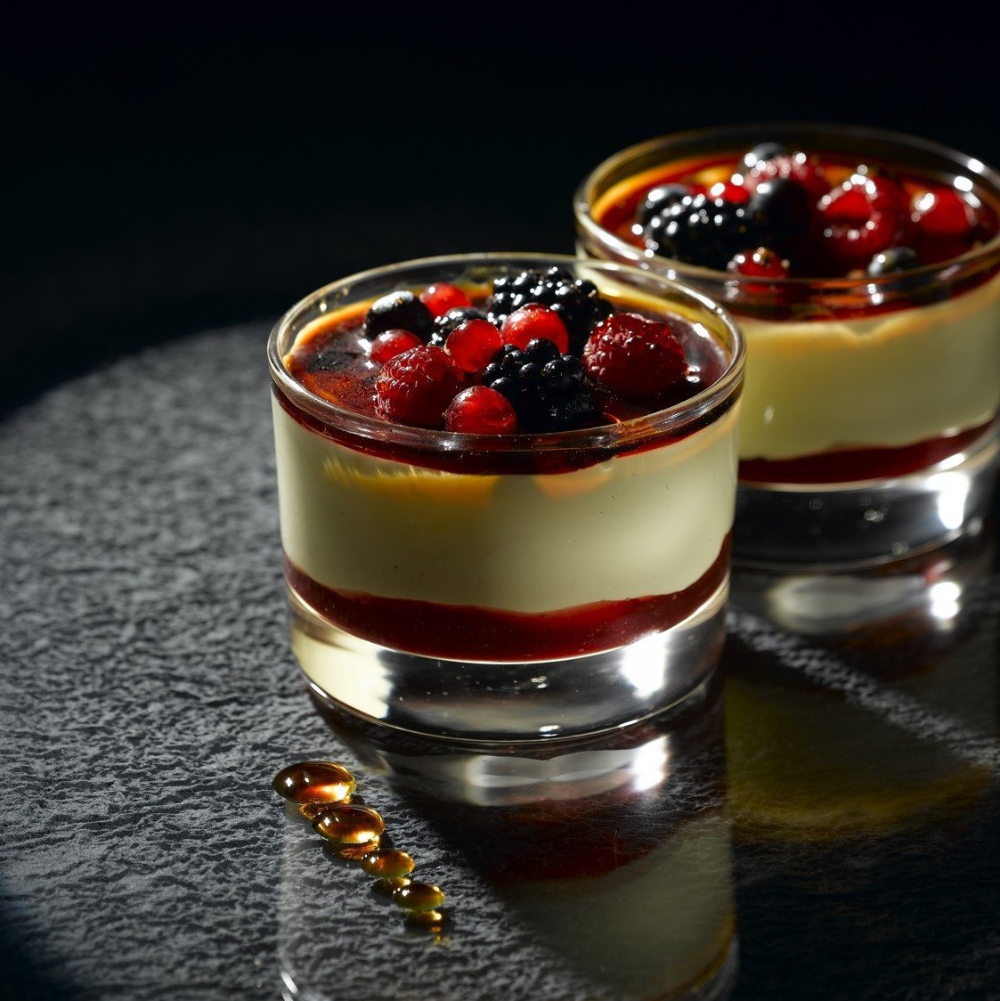 Coppa Creme Brulè Frutti di Bosco Bindi: in un'elegante coppa in vetro, un'avvolgente crema al gusto di vaniglia con salsa di lamponi e frutti di bosco ricoperti di caramello