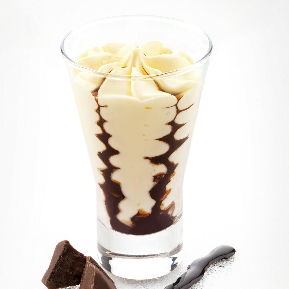 Coppa Gelato Cioccolato e Crema Bindi: un'elegante coppa in vetro con gelato alla crema variegato al cioccolato fondente.