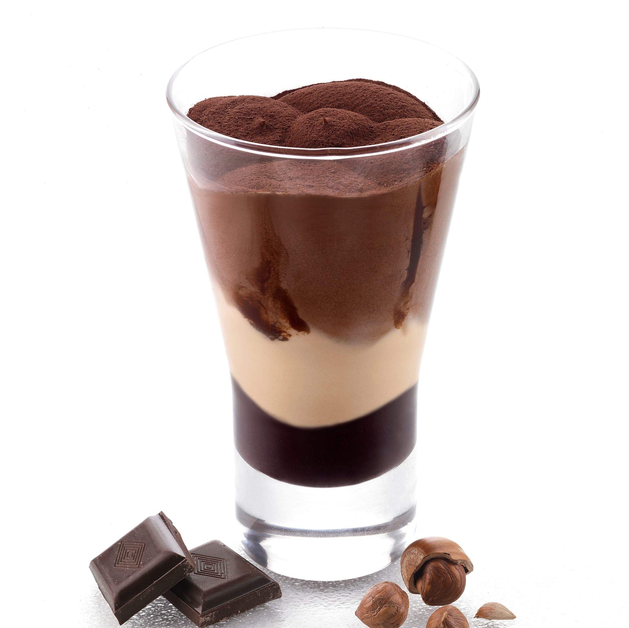  Coppa Gelato Cioccolato e Nocciola Bindi: un'elegante coppa in vetro con gelato alla nocciola e cioccolato con fondo cremoso al cioccolato.