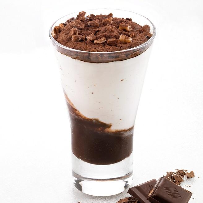 Coppa Gelato Stracciatella Bindi: un'elegante coppa in vetro con gelato alla stracciatella e cioccolato, decorata con nocciole pralinate.