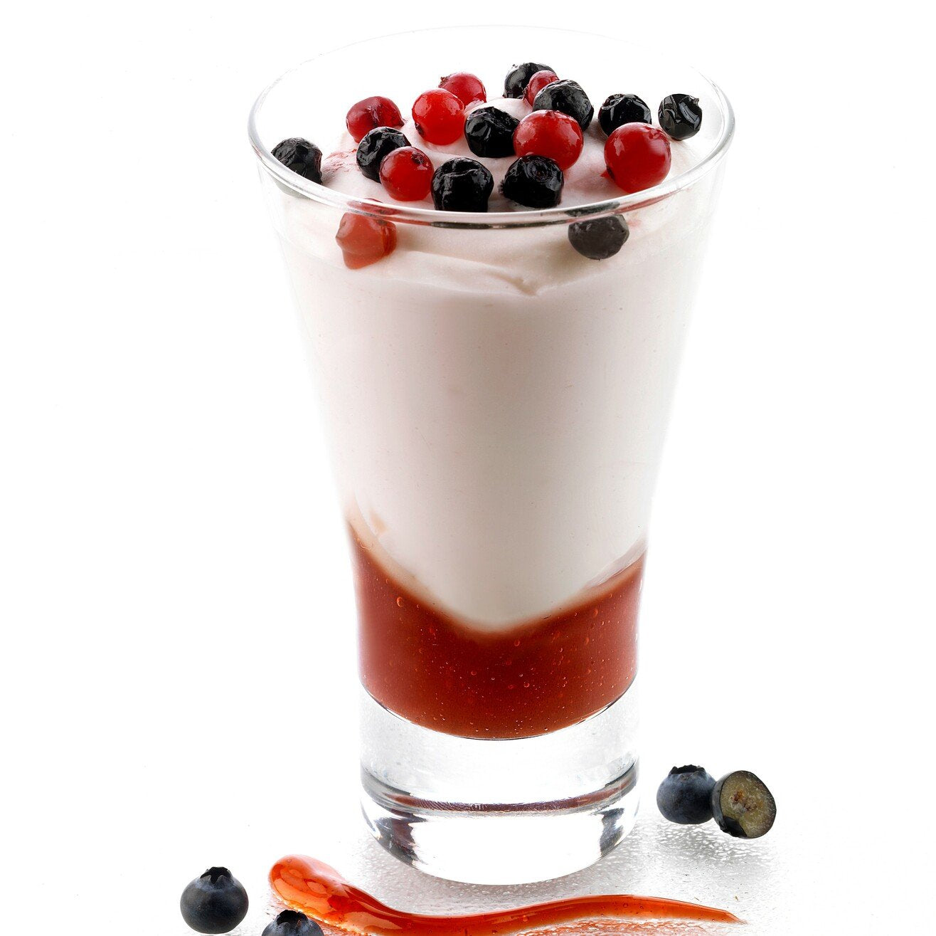 Coppa Gelato Yogurt Frutti Bosco Bindi: un' elegante coppa in vetro con gelato allo yogurt con salsa alla fragola, decorata con mirtilli e ribes.
