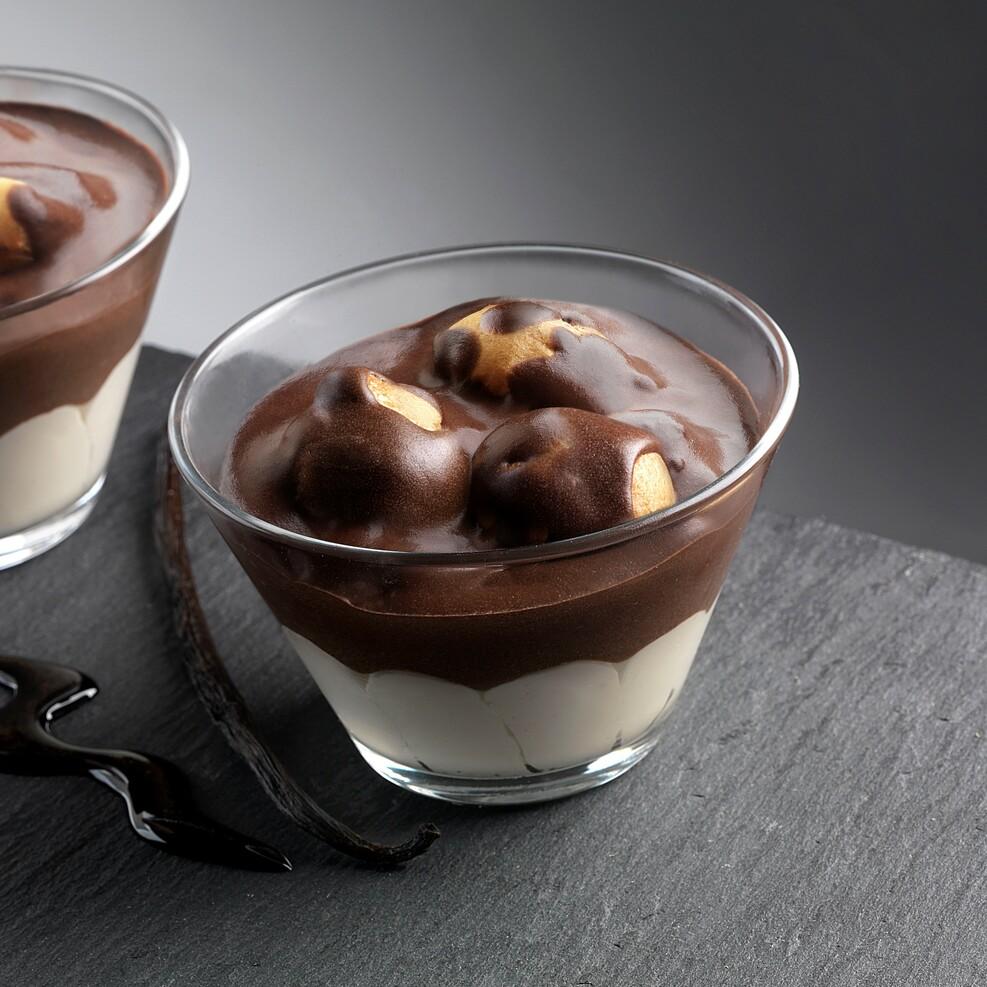 Coppa Profiterol Bindi: un'elegante coppa in vetro al cioccolato e bignè ripieni di crema al gusto vaniglia.