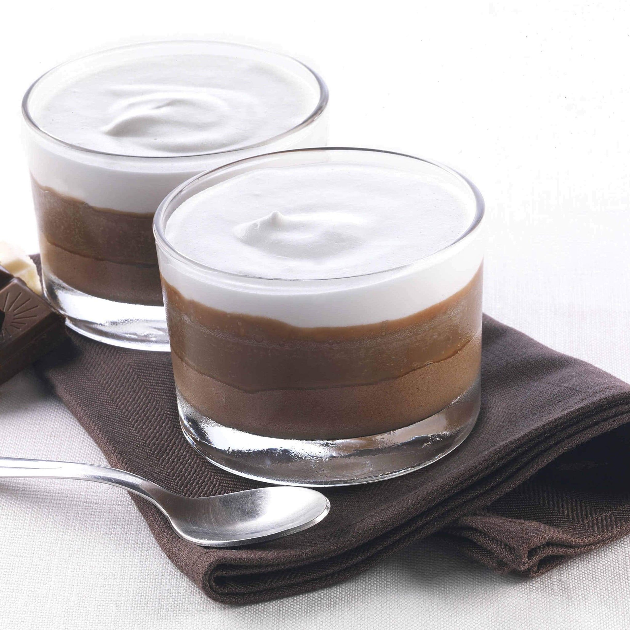 Coppa Tre Cioccolati: in un'elegante coppa in vetro, un trionfo del cioccolato. Crema al cioccolato bianco, crema al cioccolato fondente e un delizioso crunch al cioccolato al latte.