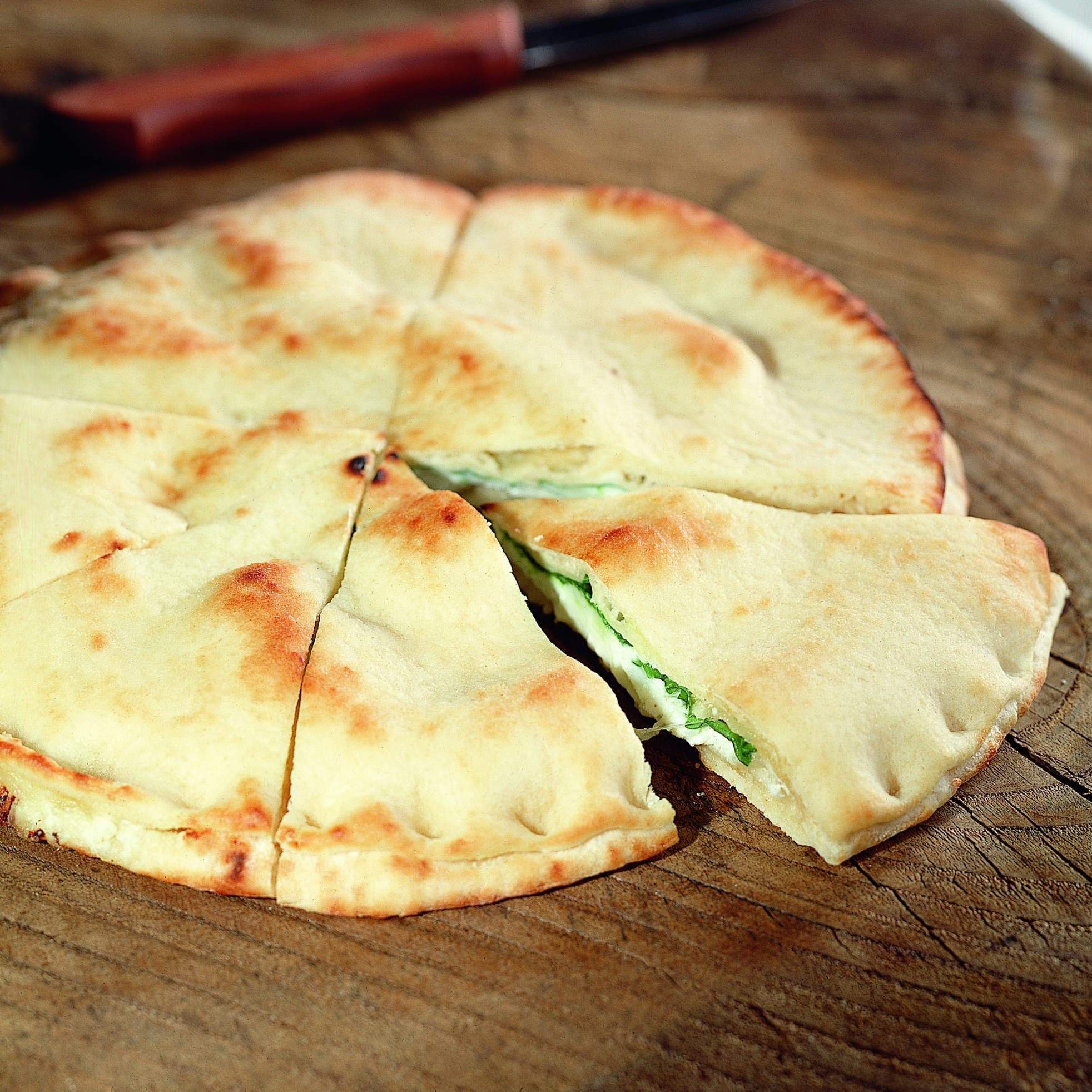 Focaccia Mozzarella e Rucola Bindi è una focaccia farcita con mozzarella e rucola, con olio extra vergine di oliva.