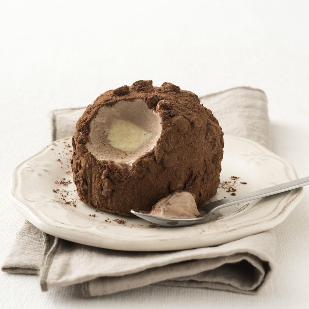 Gelato semifreddo allo zabaione e gelato al cioccolato, decorato con granella di nocciole e cacao