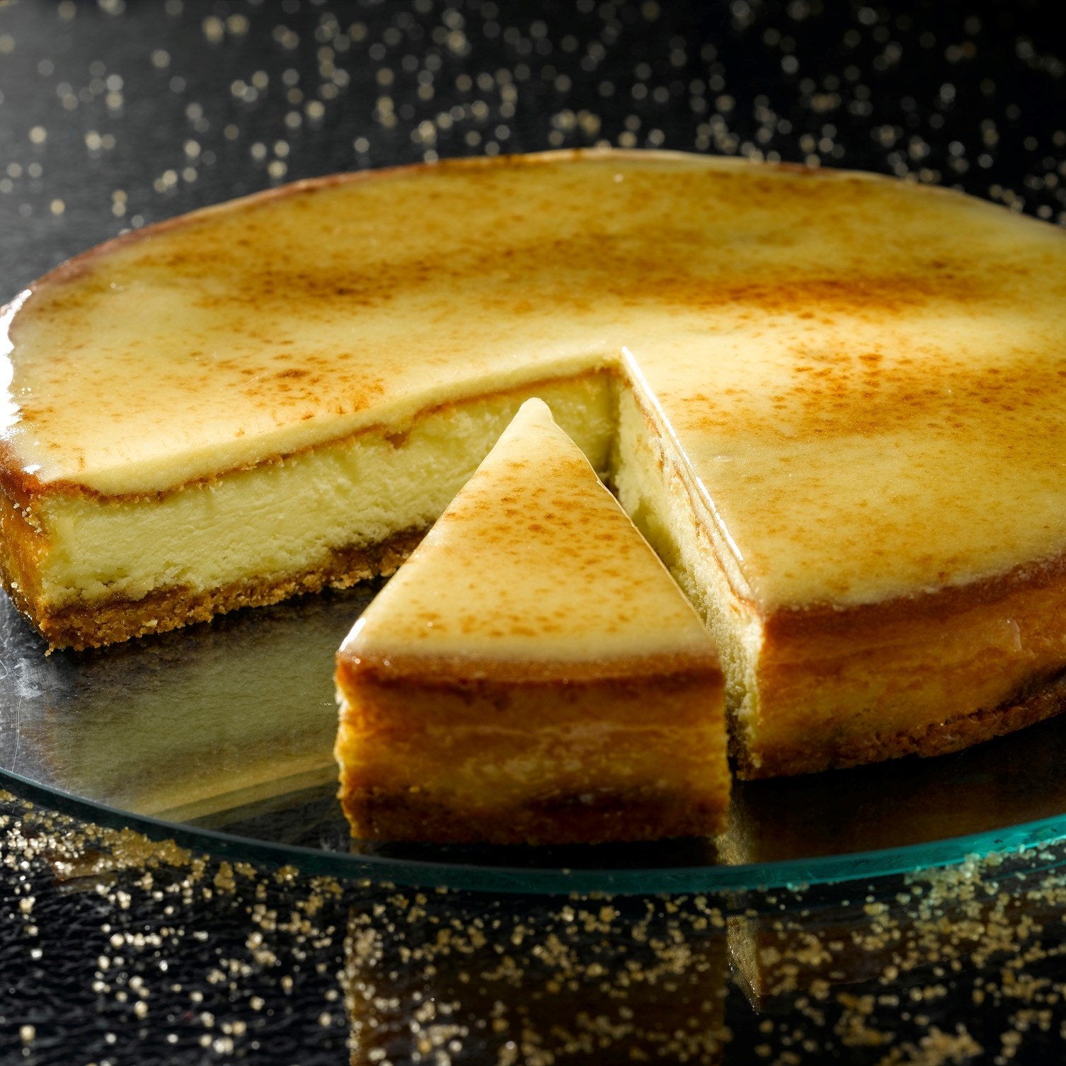 La Cheesecake Brulée Bindi presenta una base di croccante biscotto, crema di ricotta e mascarpone con salsa al caramello, ricoperta di gustosa crema brulèe.
