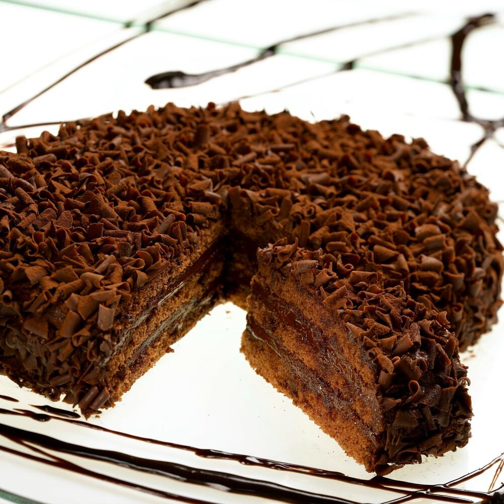 La Torta Choco-Nocciola Bindi è composta da un pandispagna al cacao con gustosa crema alla nocciola e cioccolata. Decorata con riccioli di cioccolato fondente.