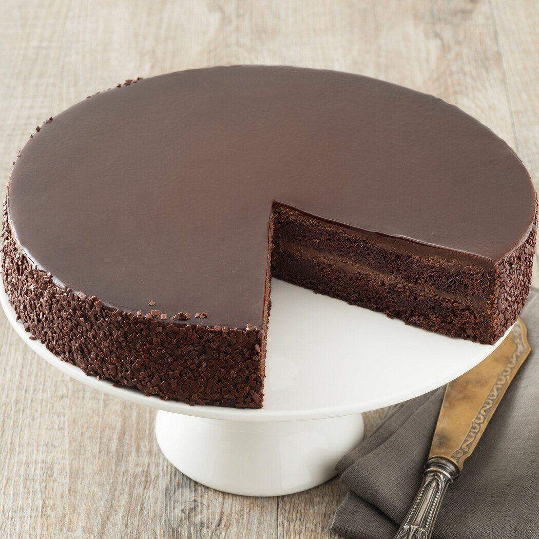 La Torta Chocolate Bindi è un trionfo di cioccolato con pandispagna al cacao, crema e glassa al cioccolato, pepite di cioccolato fondente.