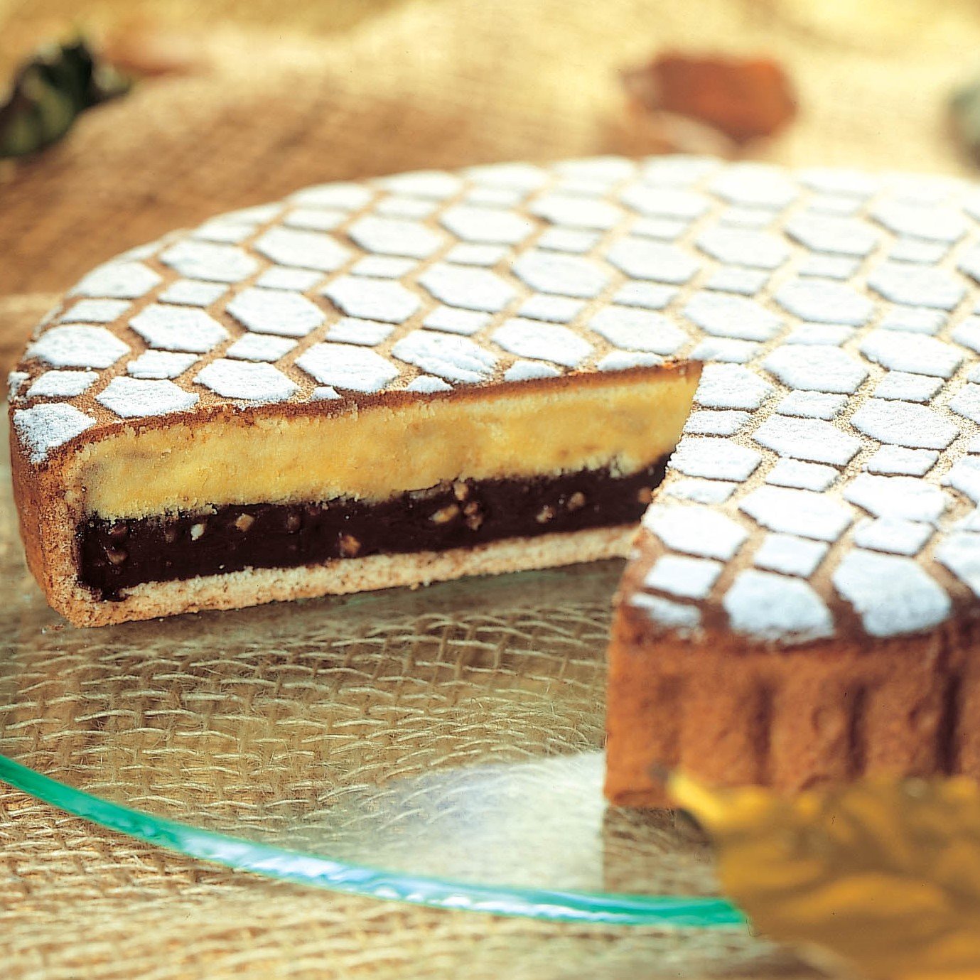 Crostata al Cioccolato BIndi è composta da una morbida pasta frolla con crema al cioccolato e nocciole.