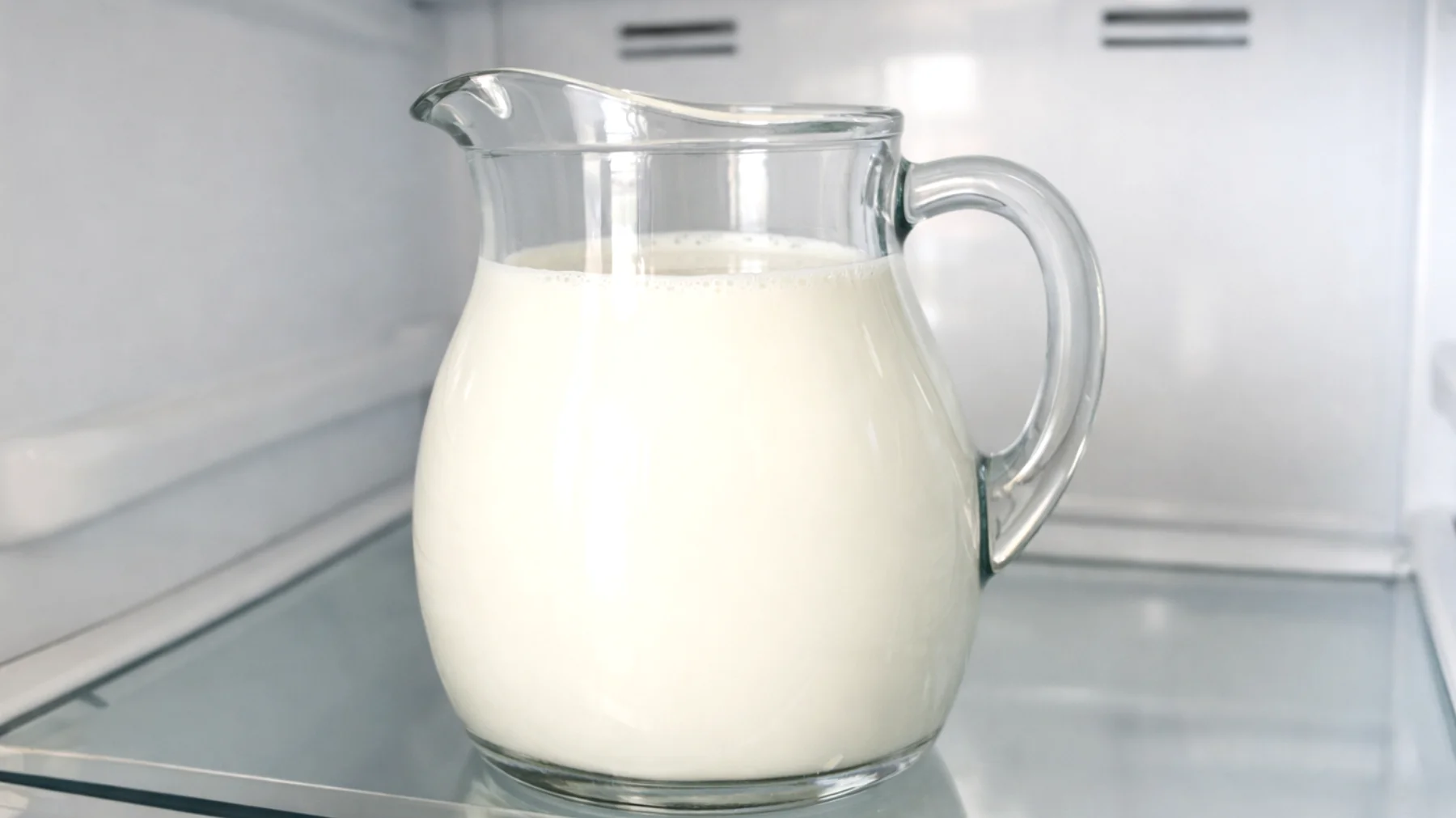 Come conservare correttamente il latte in casa evitando sprechi: i trucchi degli chef per mantenerlo fresco più a lungo in frigo e le tecniche per congelarlo senza perdere qualità"